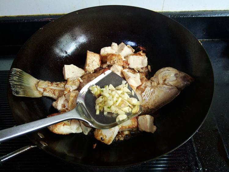 扁口鱼炖豆腐步骤8