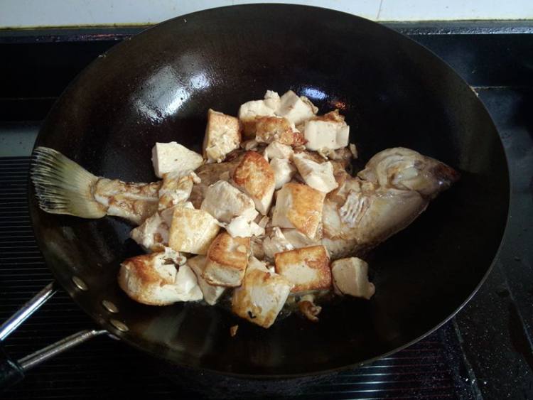 扁口鱼炖豆腐步骤7