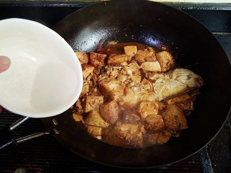 扁口鱼炖豆腐步骤12