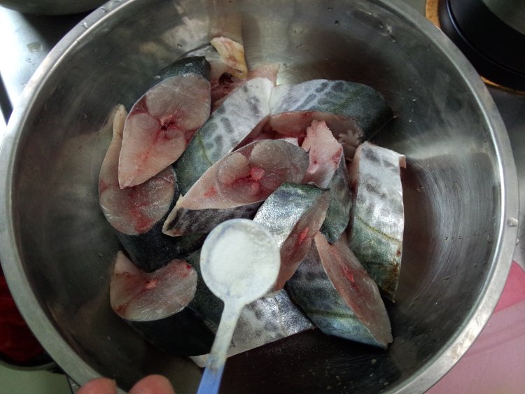 鲅鱼炖蒜薹步骤3