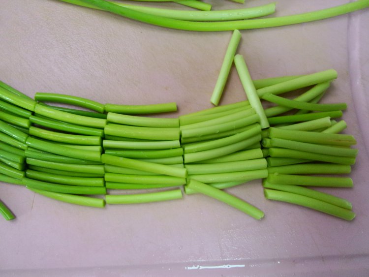 鲅鱼炖蒜薹步骤4