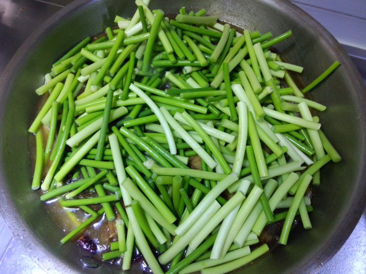 鲅鱼炖蒜薹步骤14