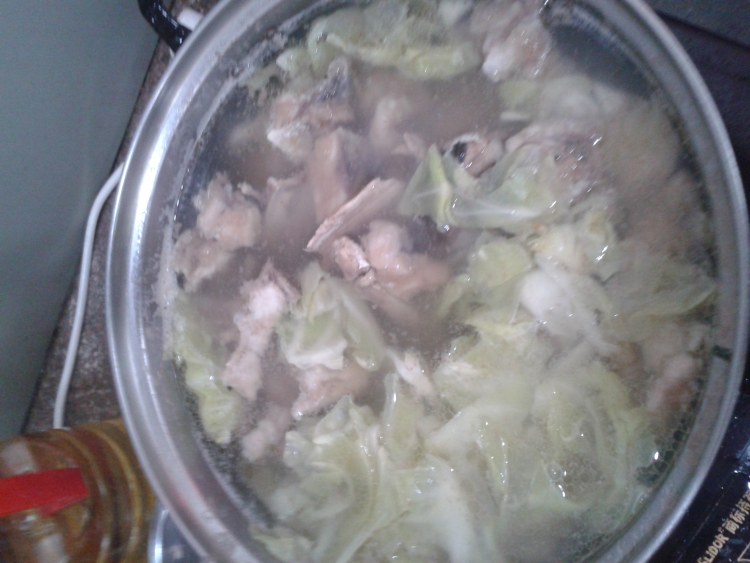 鱼包肉煮卷心菜汤步骤6