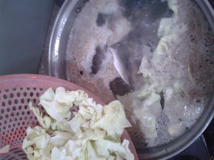 鱼包肉煮卷心菜汤步骤5