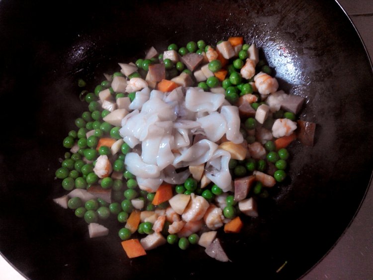 豌豆烩海鲜步骤9