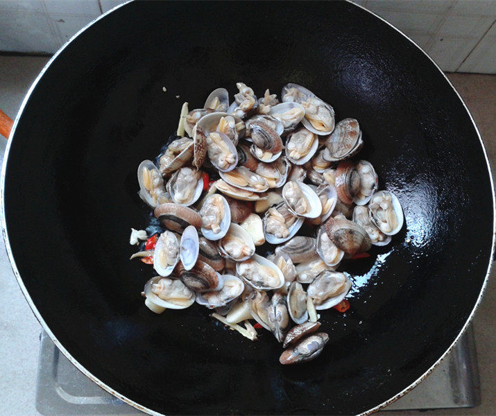 香菜爆花蛤步骤6