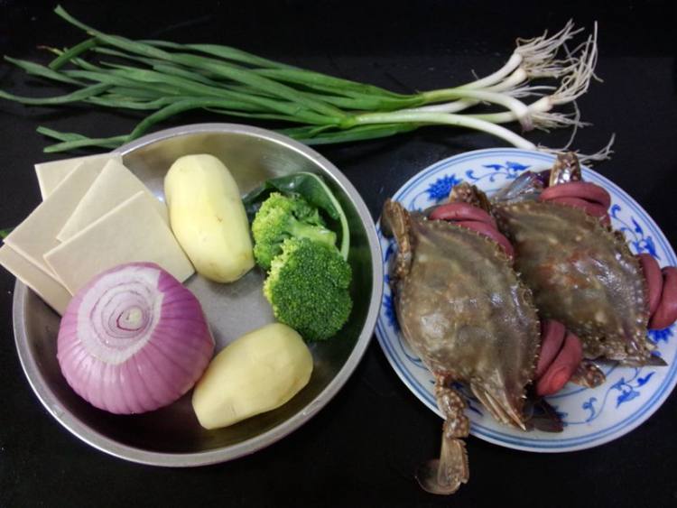 干锅杂蔬肓蟹步骤1