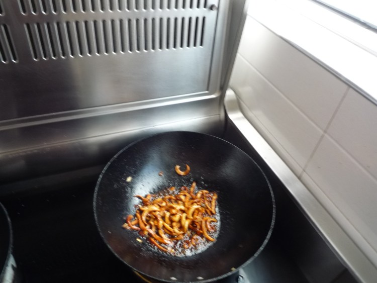 酱爆鱿鱼青椒步骤7