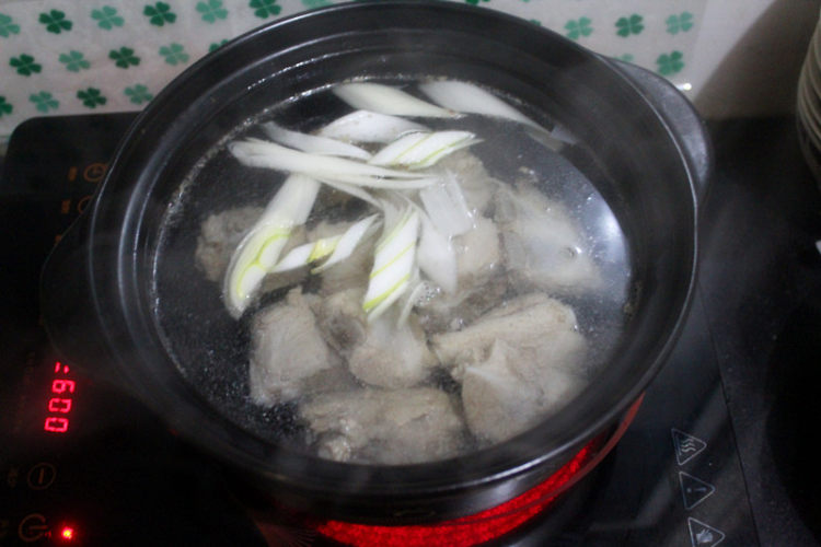 排骨海鲜豆腐汤步骤6