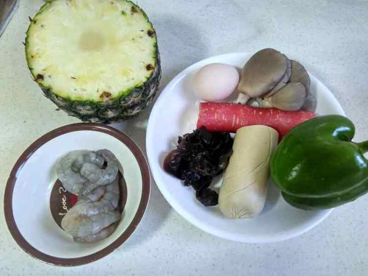 菠萝海鲜饭步骤1