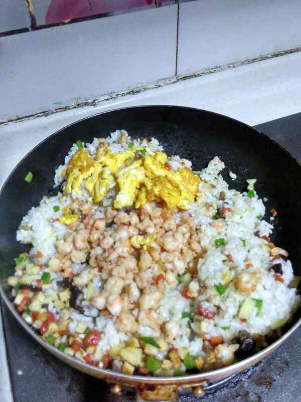 菠萝海鲜饭步骤14