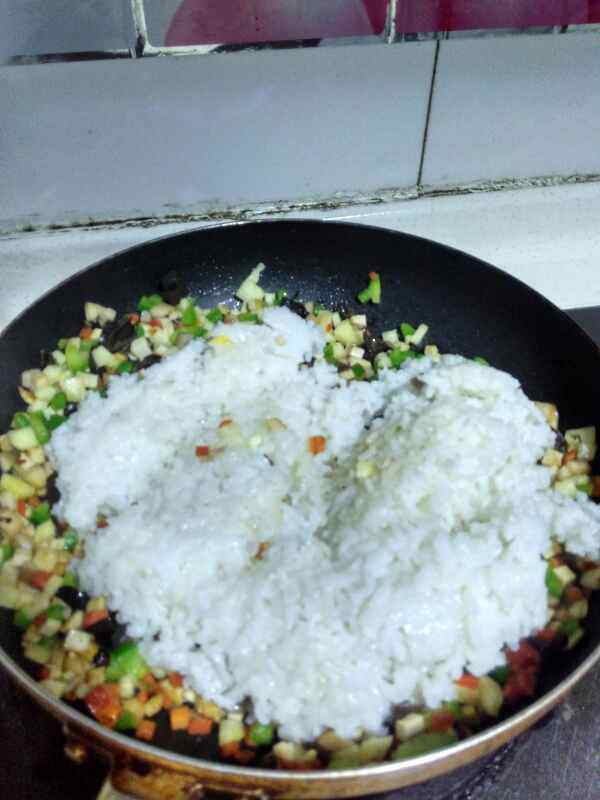 菠萝海鲜饭步骤13