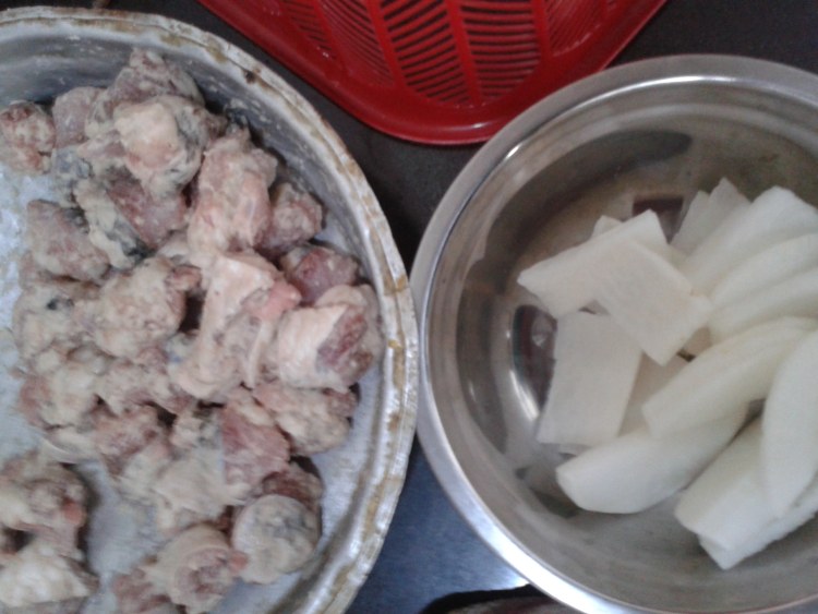 大眼鱼肉煮白萝卜汤步骤2
