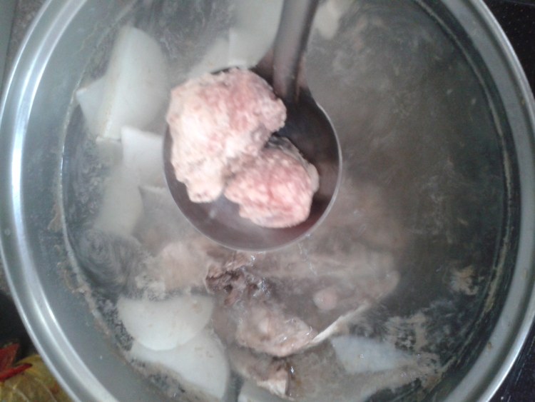 大眼鱼肉煮白萝卜汤步骤5