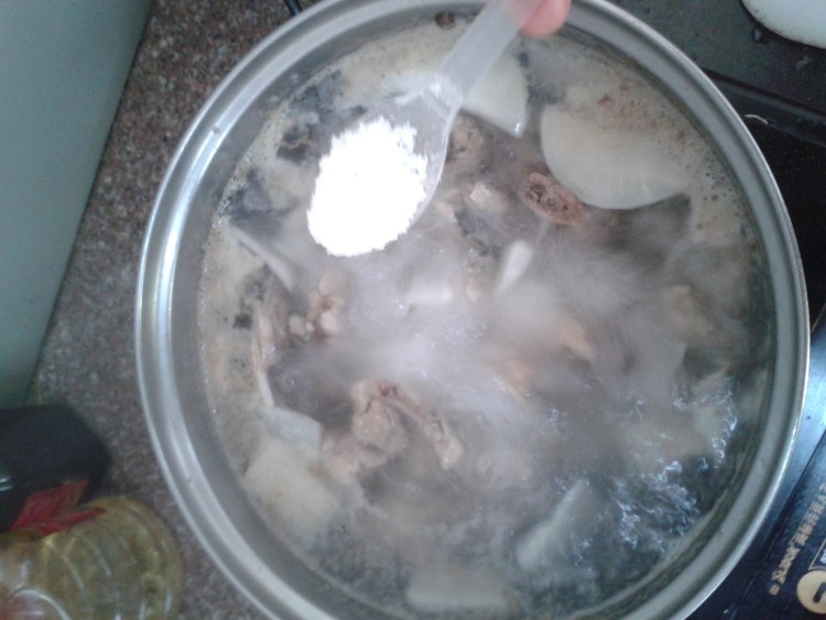 大眼鱼肉煮白萝卜汤步骤6