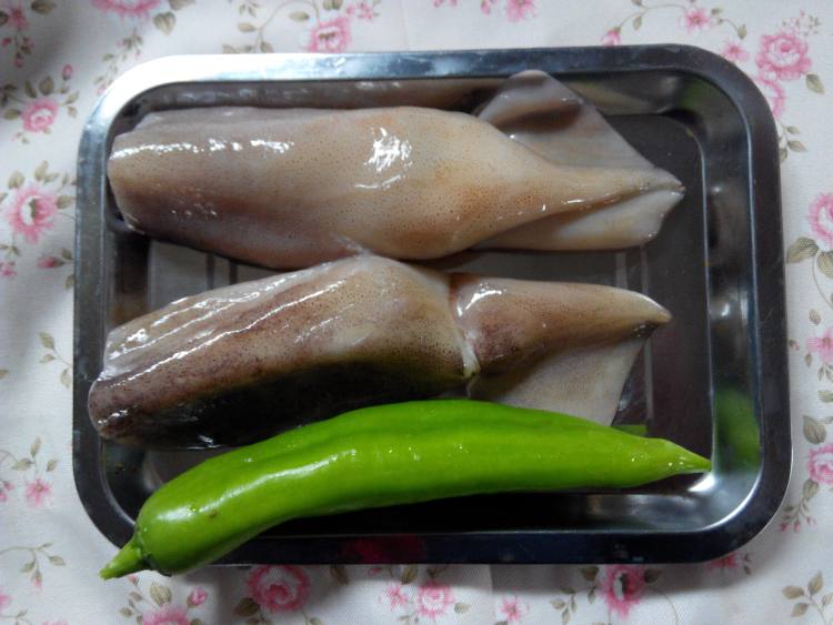 鱿鱼炒尖椒步骤1