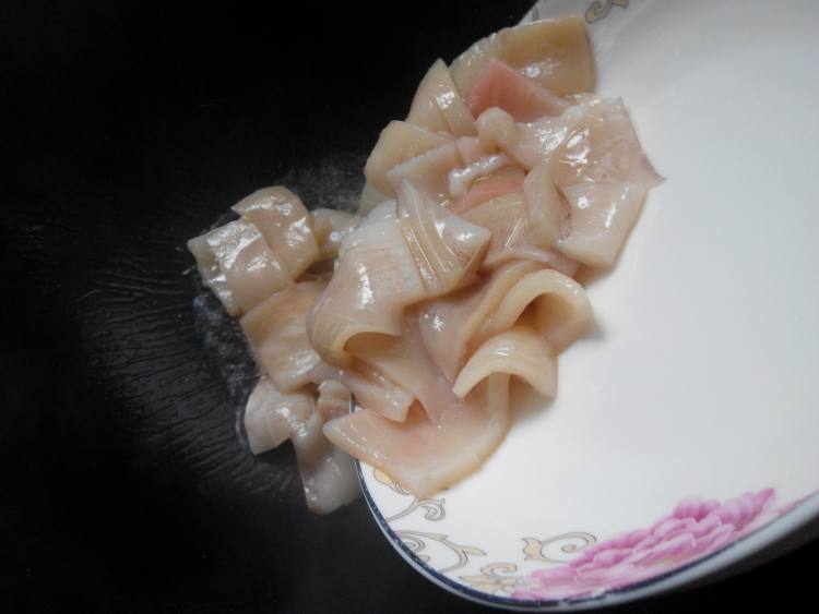 鱿鱼炒尖椒步骤4