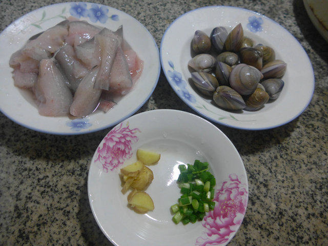 圆蛤虾潺汤步骤1