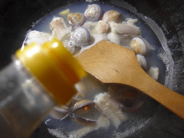 圆蛤虾潺汤步骤6