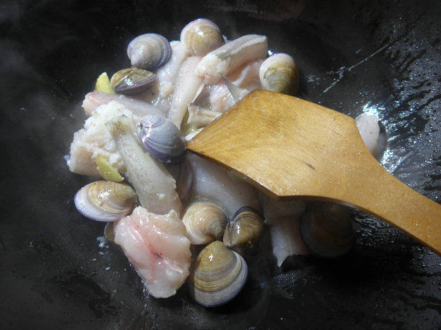 圆蛤虾潺汤步骤4