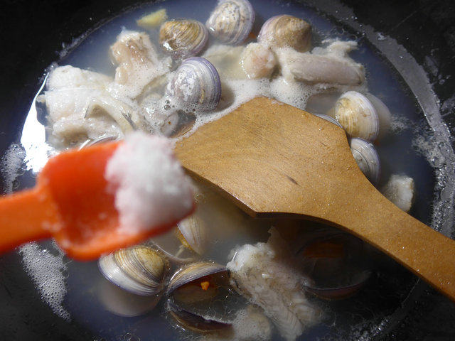 圆蛤虾潺汤步骤7