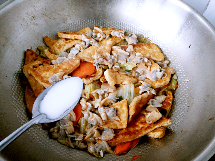 蚬子肉煎焖豆腐步骤14