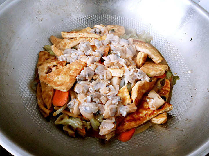 蚬子肉煎焖豆腐步骤13