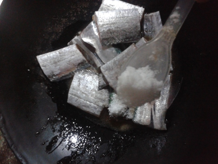 酱油烧带鱼步骤3