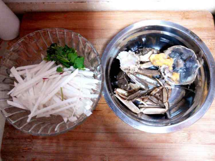 萝卜河蟹汤步骤1