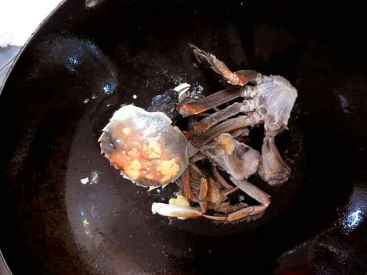 萝卜河蟹汤步骤4