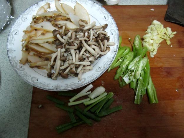 蟹味菇炒鲍鱼步骤1