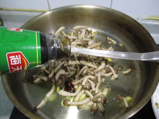 蟹味菇炒鲍鱼步骤4