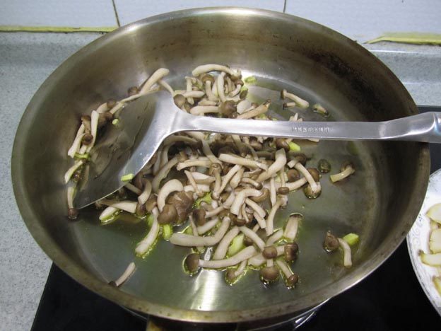 蟹味菇炒鲍鱼步骤3