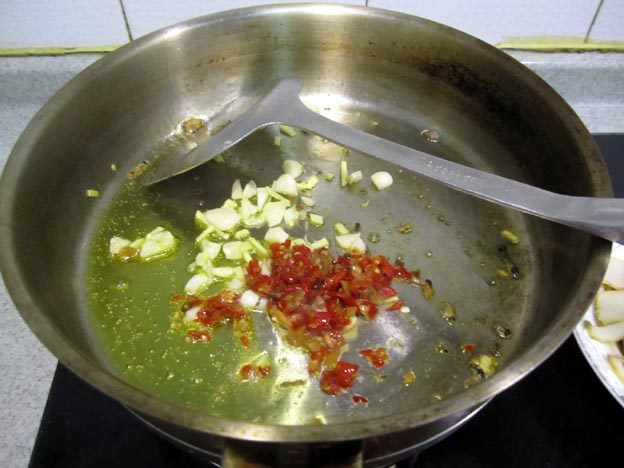 蟹味菇炒鲍鱼步骤5
