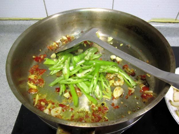 蟹味菇炒鲍鱼步骤6