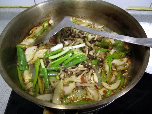 蟹味菇炒鲍鱼步骤10
