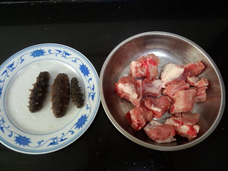 海参木耳排骨盅步骤1