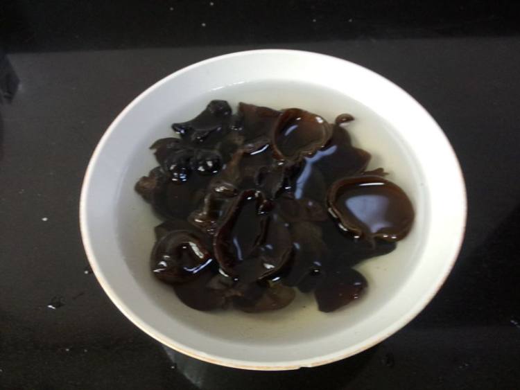 海参木耳排骨盅步骤3