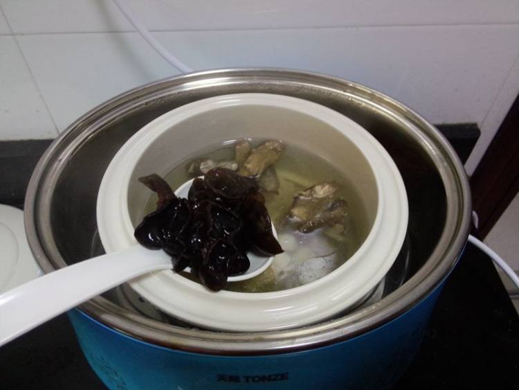 海参木耳排骨盅步骤15