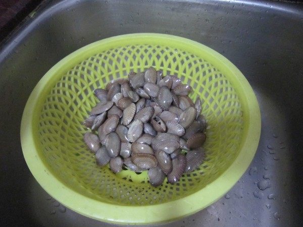 沙茶酱炒花甲步骤2