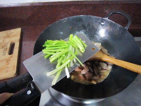 沙茶酱炒花甲步骤7
