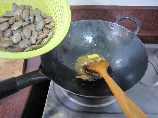 沙茶酱炒花甲步骤5