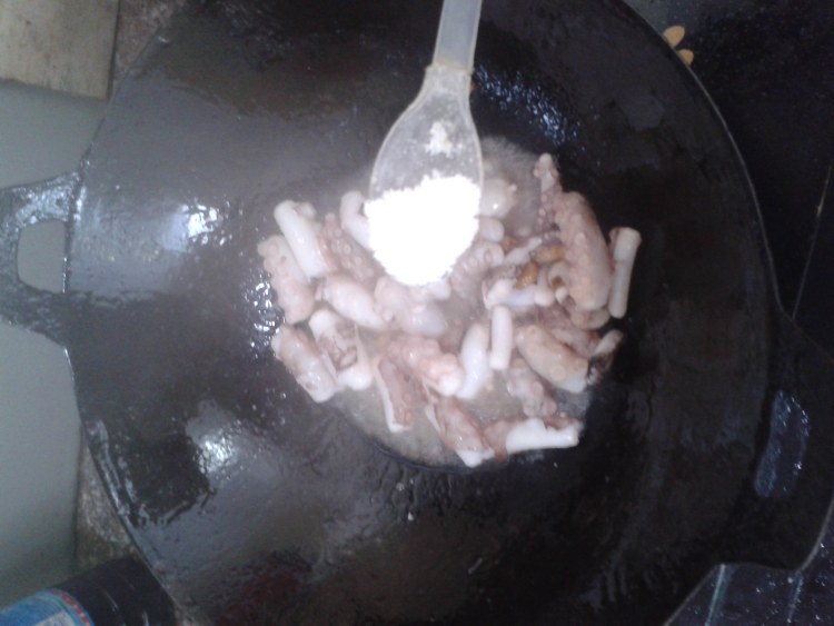 蒜香八爪鱼炒青椒步骤3