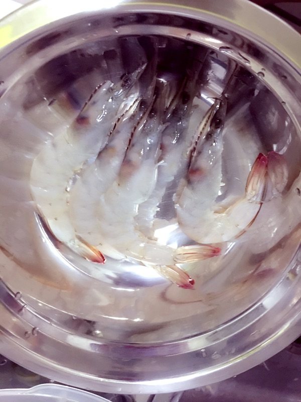 蒜蓉烤虾步骤1
