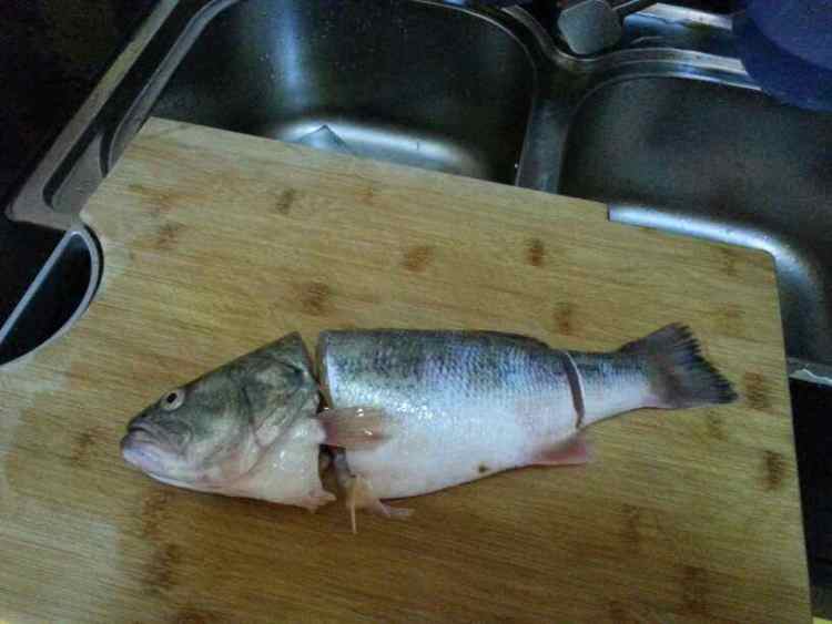 电饭煲蒸鲈鱼步骤1