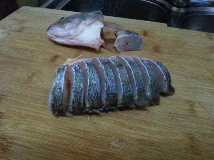 电饭煲蒸鲈鱼步骤2