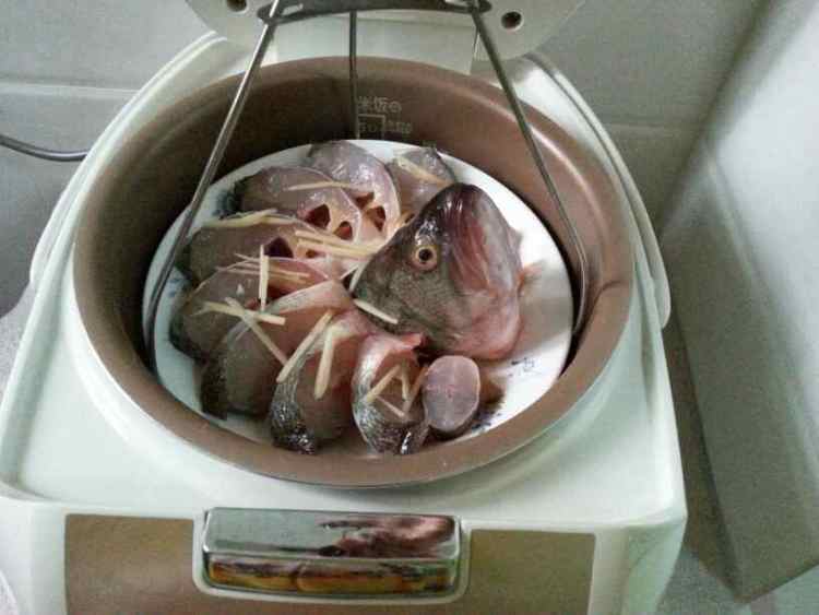 电饭煲蒸鲈鱼步骤7