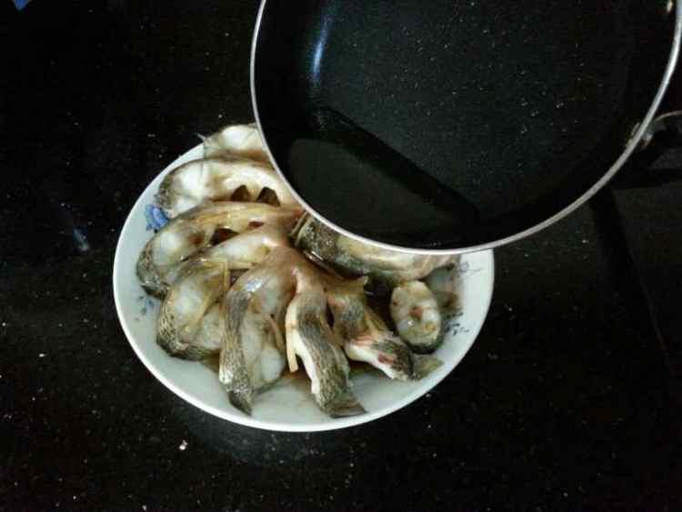 电饭煲蒸鲈鱼步骤11