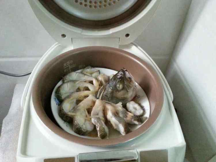 电饭煲蒸鲈鱼步骤9