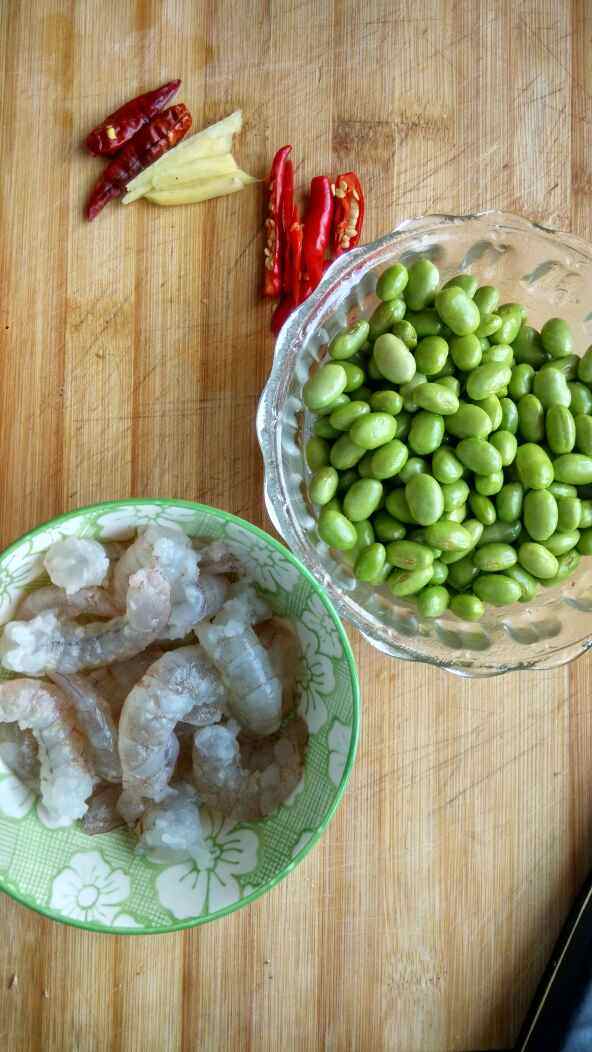 青豆炒虾仁步骤1